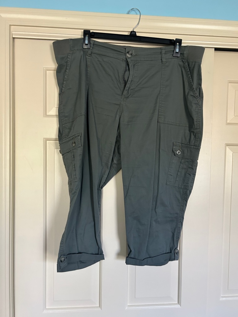 Lee Women’s Olive Green Cargo Capris with Utility Pockets
